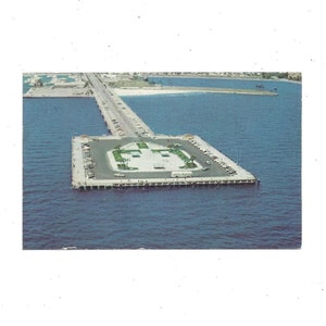 Pocztówka z 1969 r. przedstawiająca Pier Park, Tampa Bay, St. Petersburg, Floryda, wysłana ze znaczkiem 5 Cent, z wiadomością, pamiątką z podróży