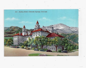 Vykort från 1940-talet av Antlers Hotel, Colorado Springs, Colorado, opostat, Pikes Peak-bakgrund, souvenirresemotiv, Klippiga bergen