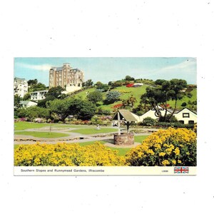 Pocztówka z Ilfracombe z 1982 r. przedstawiająca Southern Slopes, Runnymead Gardens, Anglia, wysłana znaczkami o wartości 1 i 1,5 pensa, pamiątka