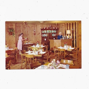 1960er Hilltop House Restaurant Postkarte in Omaha, Nebraska, ungepostet, Innenansicht US 6 30 92 275, AAA, Duncan Hines, Red Rooster Lounge