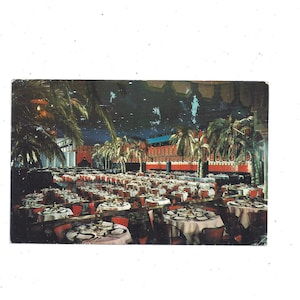 Pocztówka z hotelu Cocoanut Grove Ambassador, Los Angeles, Kalifornia. Opublikowano w 1963 r. z wiadomością, znaczkiem 4 Cent, pamiątką z podróży, albumem z recyklingu