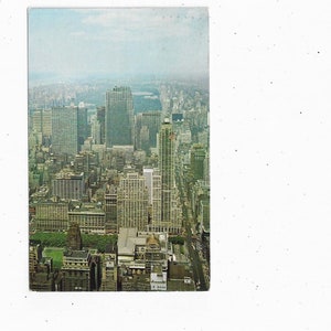 Midtown Manhattan Postcard, Nowy Jork, Opublikowano w 1969 roku z wiadomością, Znaczek 5 Cent, Pamiątka z podróży, Prezent z albumu Upcycle Scrapbook, Rockefeller Center