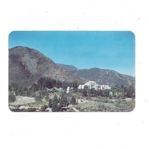 Pocztówka z hotelu Arrowhead Springs w San Bernardino National Forest Landmark Arrow California, wysłana z wiadomością, znaczkiem 1 Cent, pamiątką 1957 r.