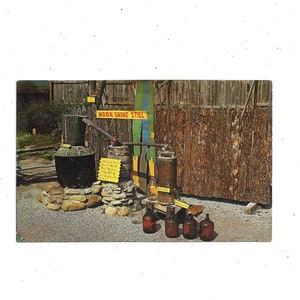 1957 Hillbilly Moonshine Still in Pigeon Forge, Tennessee, UNPOSTED, Travel Souvenir, Gedateerd 1963, Travel Souvenir