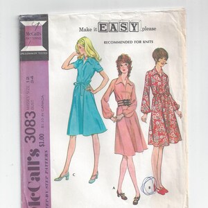 Puede incluir: Un patrón de costura vintage para un vestido, McCall's 3083, talla 12, busto 34. El patrón se recomienda para tejidos de punto y presenta tres estilos diferentes de vestidos: un vestido turquesa con cinturón de lazo, un vestido rosa con cinturón y un vestido de estampado floral con cinturón de lazo. El patrón está etiquetado como "Make it EASY, please."