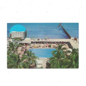 Postal del Surfside Plaza Hotel, Miami Beach, Florida, sin publicar, de la década de 1960, 2 vistas: área de piscina y edificio, recuerdo de viaje, efímera reciclada