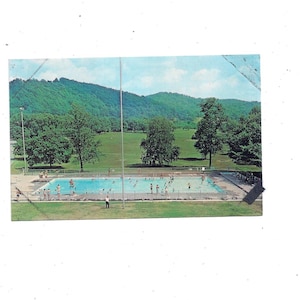 Cartão postal da piscina de Jackson's Mill em Weston, West Virginia, 4-H Camp Unposted, lembrança de viagem, da década de 1950, Summer Fun by Hard Guys