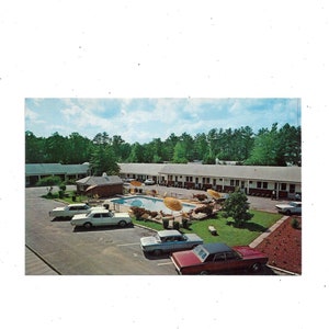 Cartão postal dos anos 1970 do Carolynn Court Motel, Williamsburg, Virgínia, não publicado, na US Route 60, lembrança de viagem, carros antigos