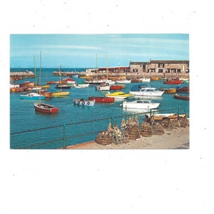 1960er Jahre Postkarte von The Harbour, Lyme Regis, Dorset, England, ungepostet, malerische Szene, Reise-Souvenir, Pub. NPO Belfast Ltd. Strandstadt