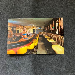 1950-60er Postkarte von Bikini Lounge, Fort Lauderdale, Florida, Unposted, 837 N. Atlantic Blvd, Reise-Souvenir, Mid Century Beach Bar