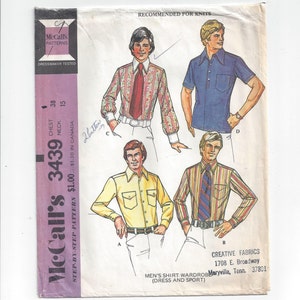 Pu&ograve; includere: Un modello di cucito vintage per camicie da uomo. Il modello include quattro diversi stili di camicie: una camicia a righe, una camicia blu tinta unita, una camicia fantasia e una camicia gialla. Il modello &egrave; di McCall's e si chiama "Men's Shirt Wardrobe (Dress and Sport)".