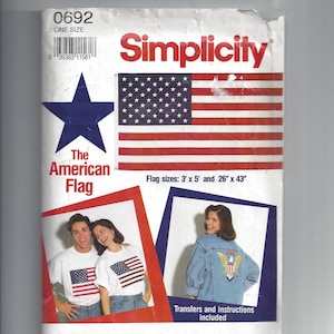 Könnte beinhalten: Simplicity Nähmuster Nummer 0692 zum Nähen einer amerikanischen Flagge. Das Muster enthält Anleitungen und Transfers zum Nähen einer 3' x 5' Flagge und einer 26" x 43" Flagge. Das Muster enthält auch Anleitungen zum Nähen eines T-Shirts mit einem amerikanischen Flaggenmuster und einer Jeansjacke mit einem Adlermuster.