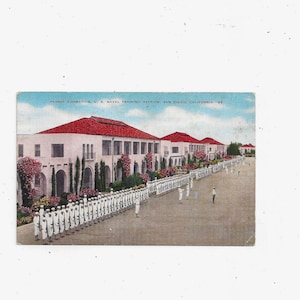 1940er Jahre Leinenpostkarte der Naval Training Station, Parade Formation San Diego, Kalifornien, ungepostet, Reise-Souvenir,
