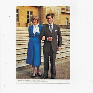1981 Kolorowa pocztówka portretowa księcia Karola, Lady Diany Spencer, przed ślubem, wysłana, BEZ znaczka, 4 1/8 x 5 7/8 cala. Brytyjska rodzina królewska
