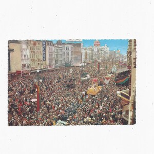 Cartolina del giorno del Mardi Gras, New Orleans, Louisiana, Non pubblicata, Vecchi segni visibili, Scena di folla, Festival di strada, Frequentatori di feste, Pub Grant Robertson