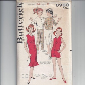 Puede incluir: Un patrón de costura vintage para un atuendo de niña. El patrón incluye una falda, pantalones cortos y un chaleco. El patrón es de Butterick y es el número 8960. El patrón es para una talla 8 y un busto de 26 pulgadas.