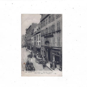 Cartão postal do Hotel des Voyageurs dos anos 1920 ou 1930, Rue de Siam, Brest, França, foto em preto e branco, trânsito nas ruas, lembrança de viagem
