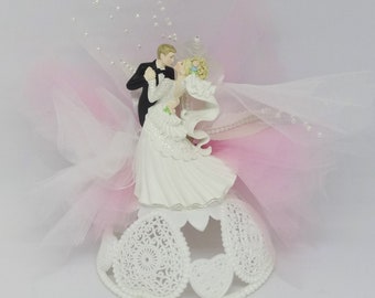 Hochzeit Tortenfigur mit Braut & Bräutigam auf Herz Filigran und Perlen Sockel, Rosa und Weiß Tüll Dekor, 6 Zoll groß, 3 Stück, Braut Deko