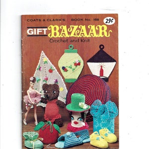 Op de afbeelding: Een vintage haak- en breipatronenboek van Coats & Clark's Gift Bazaar, met een verscheidenheid aan gehaakte items, waaronder een pop, een teddybeer, een hoed, een mand, pantoffels en een lantaarn. De omslag van het boek is bruin met gele tekst en een prijskaartje van 29 cent.