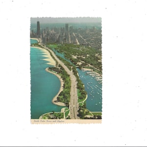 Carte postale des années 1980 de North Outer Drive & Skyline, Chicago, Illinois, Non postée, Lac Michigan, 4 x 6 pouces, Bord en dents de scie, Souvenir de voyage