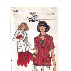 Peut inclure: Un patron de couture vintage pour une veste pour femme. Le patron est pour la taille 10 et est de Very Easy Vogue Patterns. Le patron montre deux femmes portant la veste, l'une avec une veste blanche et l'autre avec une veste rouge à fleurs.