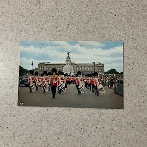 Postal de la década de 1950 de la banda de la Guardia Real en el Victoria Memorial, Palacio de Buckingham, Londres, sin pegar, recuerdo de viaje real, Marcha a St. James