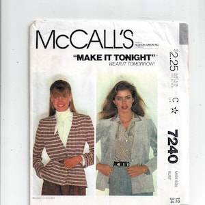 Puede incluir: Patrón de costura McCall's para una chaqueta, talla 12, pecho 86 cm. El patrón se titula "Make it Tonight! Wear it Tomorrow!" y presenta a dos mujeres con chaquetas. Una chaqueta es de cuadros marrones y blancos, y la otra es de color azul claro sólido.