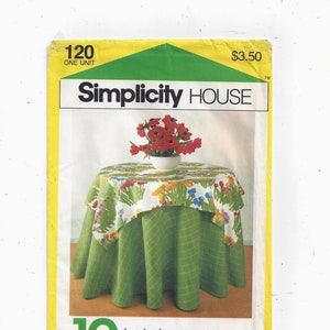 以下が含まれることがあります： 10枚のテーブルクロス用のSimplicity Houseパターン番号120。パターンは、花柄の緑色のテーブルクロスと、テーブルの上にある赤い花の花瓶を示しています。