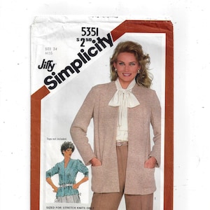 Könnte beinhalten: Simplicity Schnittmuster Nummer 5351 für eine braune Strickjacke mit Taschen. Das Schnittmuster ist nur für dehnbare Strickwaren geeignet und beinhaltet TimeSaver-Methoden für dehnbare Strickwaren. Das Schnittmuster ist für Größe 24 Miss und kostet 2,50 €.