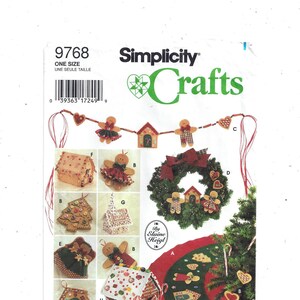 Può includere: Un modello di cucito Simplicity Crafts per realizzare decorazioni natalizie. Il modello include istruzioni per realizzare una casetta di pan di zenzero, un albero di Natale, una ghirlanda, una ghirlanda di omini di pan di zenzero e una gonna per l'albero di Natale. Il modello è di Elaine Heigl.