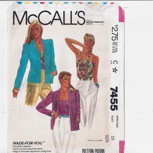 Könnte beinhalten: McCall's Schnittmuster Nummer 7455 für eine Damenjacke und ein Oberteil. Das Schnittmuster ist für die Größen 10-16 und umfasst Brustmaße von 82,5 cm. Das Schnittmuster ist für Sie gemacht und beinhaltet Brustkörbchen-Größenanpassungsabnäher, Brustseitenanpassungsabnäher und schwarze und Schulteranpassungs-Schnittlinien.
