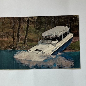 Pocztówka z 1971 r. przedstawiająca rejs Aquaduck po Mirror Lake w Dells w stanie Wisconsin, wysłana z wiadomością i znaczkiem z okazji 8-centowej rocznicy, pamiątka z podróży