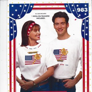 Könnte beinhalten: Ein weißes T-Shirt mit einem rot-weiß-blauen amerikanischen Flaggenmuster und dem Aufdruck "Desert Storm" auf der Vorderseite. Das Shirt wird von einer Person in blauen Jeans getragen. Das Bild enthält auch den Text "ALL SIZES INCLUDED. 1 IRON-ON TRANSFER INCLUDED." und "BUTTERICK IS AMERICA".