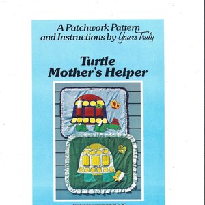 Peut inclure: Un modèle de patchwork et des instructions pour une courtepointe en forme de tortue pour bébé. La courtepointe mesure environ 86 cm sur 66 cm et représente une tortue verte avec une carapace jaune et une tête rouge. Le modèle s'appelle "Turtle Mother's Helper" et est réalisé par Yours Truly, Inc.