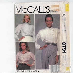 Puede incluir: Patrón de costura McCall's número 8791 para una blusa. El patrón incluye tres estilos diferentes: una blusa de cuello alto, una blusa con cuello y una blusa con cuello mock. El patrón es para tallas de señorita 12-34.