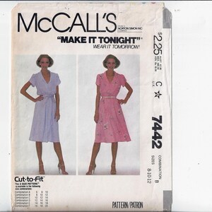 Puede incluir: Un patrón de costura para un vestido, McCall's patrón número 7442, talla 8-10-12, combinación B. El patrón es para un vestido cruzado con mangas cortas y cuello en V. El patrón se muestra en dos modelos, uno con un vestido azul claro y el otro con un vestido rosa floral. El patrón se titula "¡Hazlo esta noche! ¡Llévalo mañana!" y cuesta 2,25 €.
