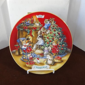 1992 AVON Christmas Plate, Sharing Christmas with Friends with Boxes, Peggy Toole Art, 22K Gold Trim, 8 Inch Diameter, Not for Food, Upcycle