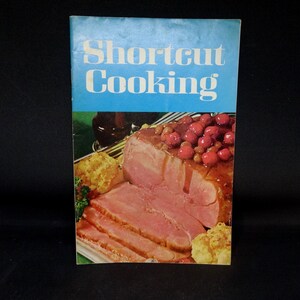 1969 Shortcut Cooking Recipes Cookbook, 47 stron, 10 x 6,5 cala, kolorowe i czarno-białe zdjęcia, dania główne, sałatki, warzywa, desery, więcej