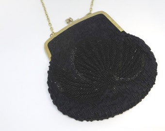 Bolso de noche con cuentas negras de los años 80, asa de cadena, cierre de solapa, forro de satén y bolsillo. Hecho a mano en Hong Kong. Monedero vintage.