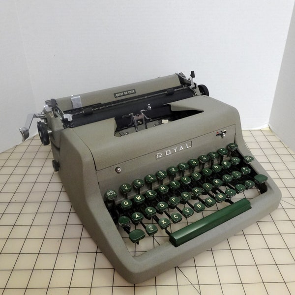 1950er Vintage Royal Quiet de Luxe Schreibmaschine mit Tweed Hülle, Grauer Körper, grüne Schlüssel, Arbeiten, Magischer Rand, Bürobedarf