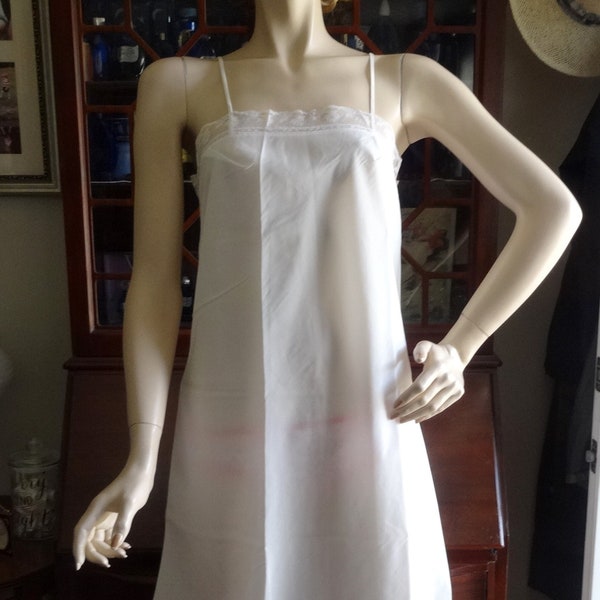 1960s Vintage Iris Lingerie Full White Slip or Petticoat, Size 32 Avg. Nylon & Polyester Taffeta Feel, Straight Line Style, Vintage Lingerie