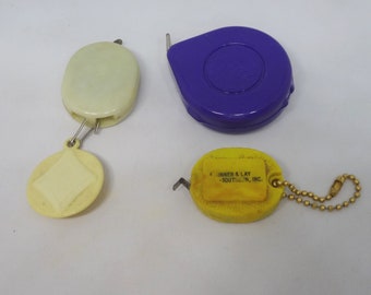 3 Vintage Maßbänder, Dritz Made in Germany, 2 mit ausgeblichener Werbung, sind aus Metall, Nähzubehör, Haushaltslineal