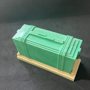 Set manicure La Cross Art Déco degli anni &#39;20 in scatola di plastica verde, (SENZA attrezzi), 4 bottiglie vuote con etichette, solvente per unghie, smalto, scatola con cerniera con chiusura