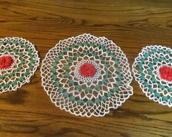 Doilies redondos de encaje de ganchillo irlandés de 3 piezas, centro rosa rosa, bordes exteriores verdes y blancos, diámetro de 10 y 14 pulgadas, decoración de la mesa, ropa de cama