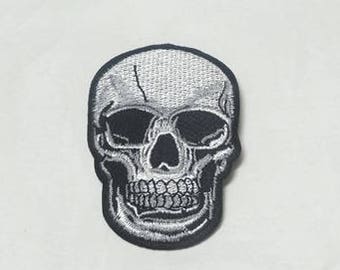 Iron On Skull Brodé Applique ou Patch, Noir, Gris, 3 x 2 pouces, Artisanat d’Halloween, Couture à domicile, Fer ou couture sur squelette, Mode