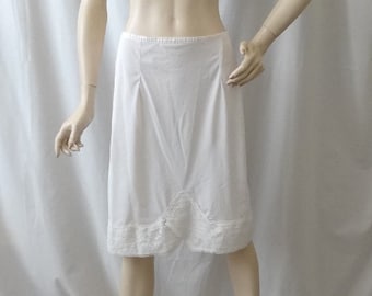 Sottoveste anni '60 in nylon bianco di Skirt Savor, Beverly Vogue, bordo in pizzo da 10 cm, cerniera laterale, taglia 34, lingerie vintage, abbigliamento