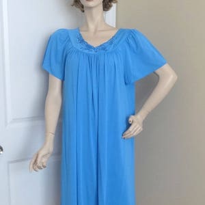 Robe de nuit des années 1970, 1980 par Shadowline en nylon bleu, grande taille, corsage de roses brodées, lingerie vintage, vêtements vintage, vêtements de nuit