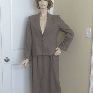 1980s Newsport Career Suit in Wool Blend, Lady&#39;s Size 13-14, Skirt & Blazer Jacket, Brown Tweed, Vintage Clothes, Working Girl