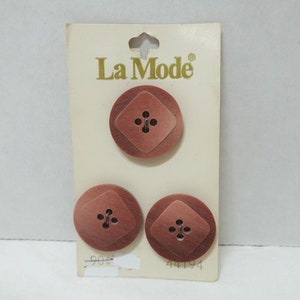 3 La Mode Burgundy Knöpfe auf Original Karte, 7/8 Inch, Made in Italy, Geschnitzter Holz Look, Vintage Kleidung Reparatur, Verschlüsse