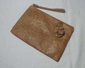 1980s Vintage Ruth Saltz Leather Clutch Bag or Purse in Tan, Leather Rose, Inside Zip Pocket, Green Lining, Vintage Purse, 1980s Fashion